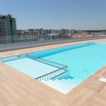 Stunning Flat With Rooftop Pool And Terrace 아파트 비비오네