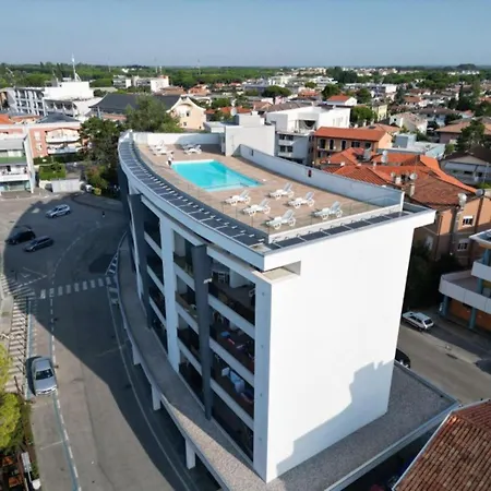 Stunning Flat With Rooftop Pool And Terrace 아파트 비비오네